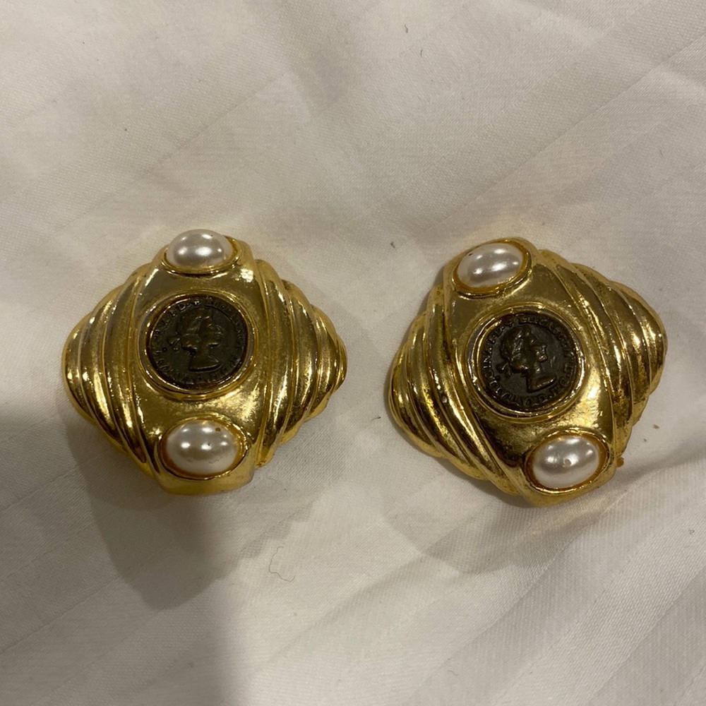 LOVELY COSTUME CLIP ON ESRING. WONDER QUILTY AND WEIGHT WITH PEARLS AND CAMEO